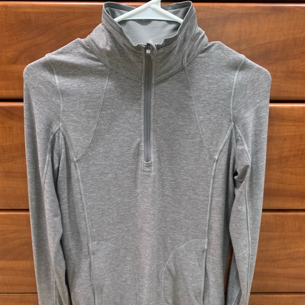 Super cute light weight pullover w pockets 🍋